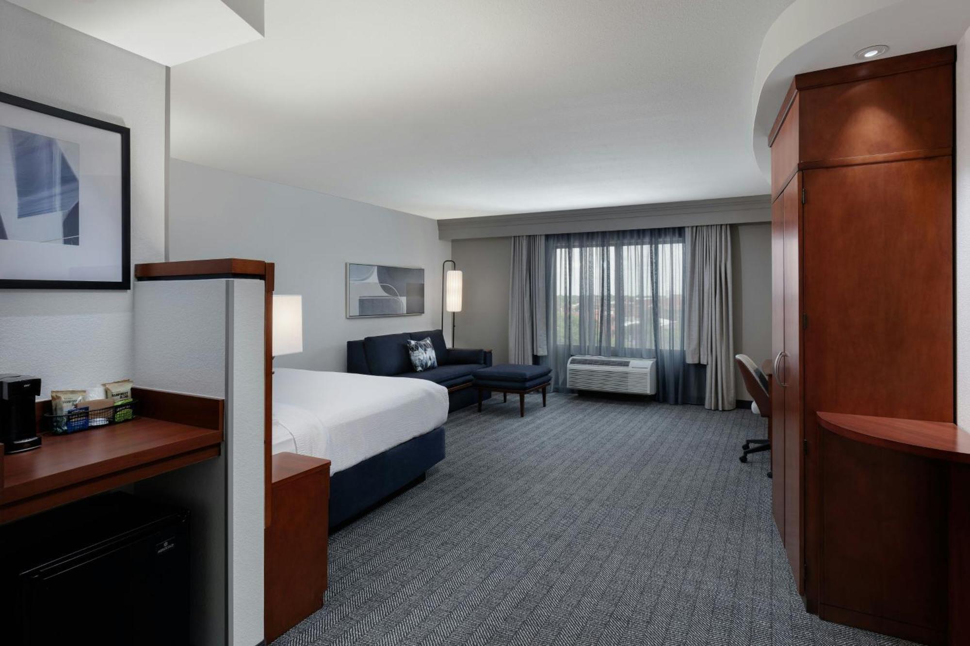 מלון Courtyard By Marriott Wichita At Old Town מראה חיצוני תמונה