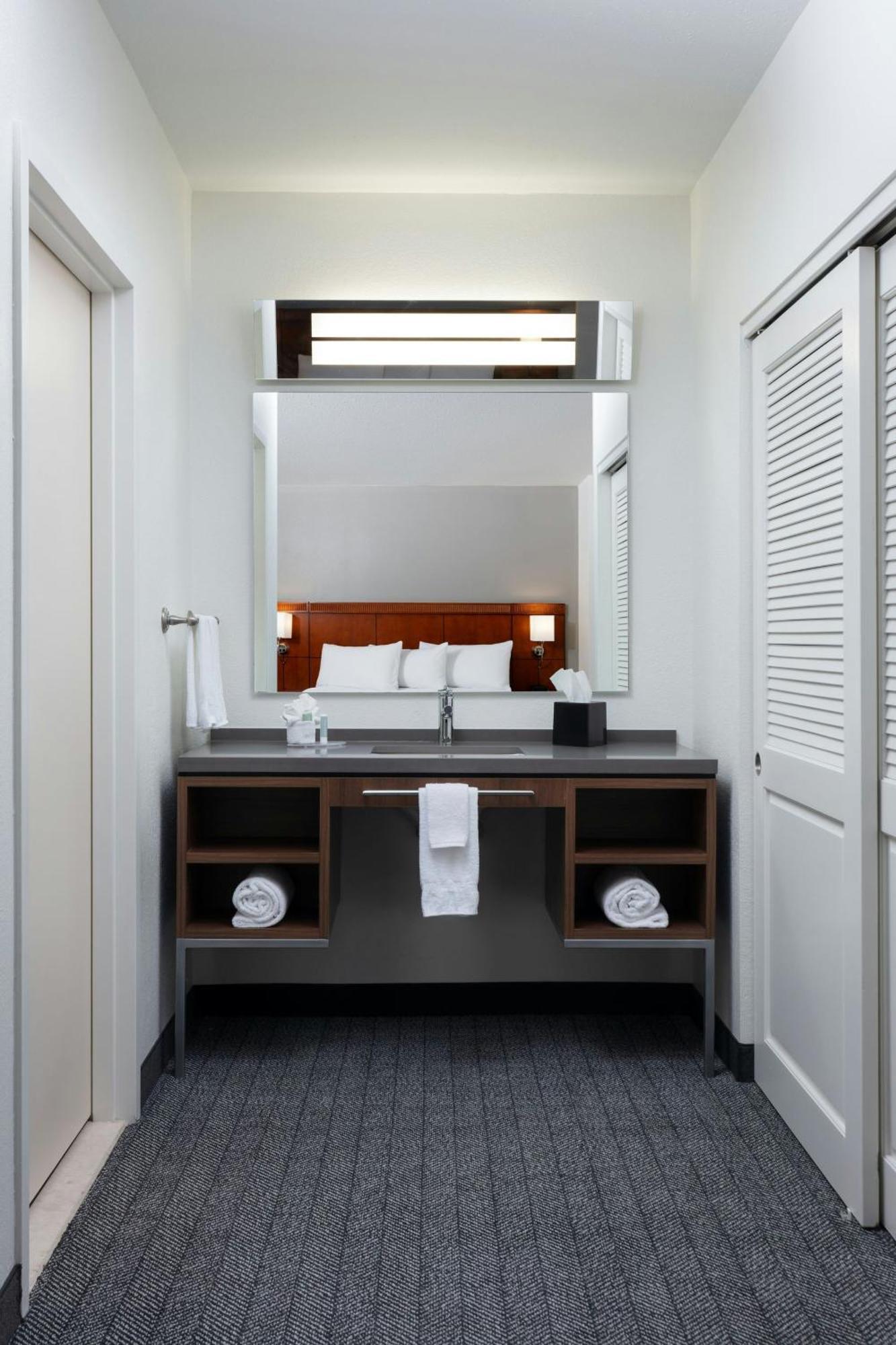 מלון Courtyard By Marriott Wichita At Old Town מראה חיצוני תמונה
