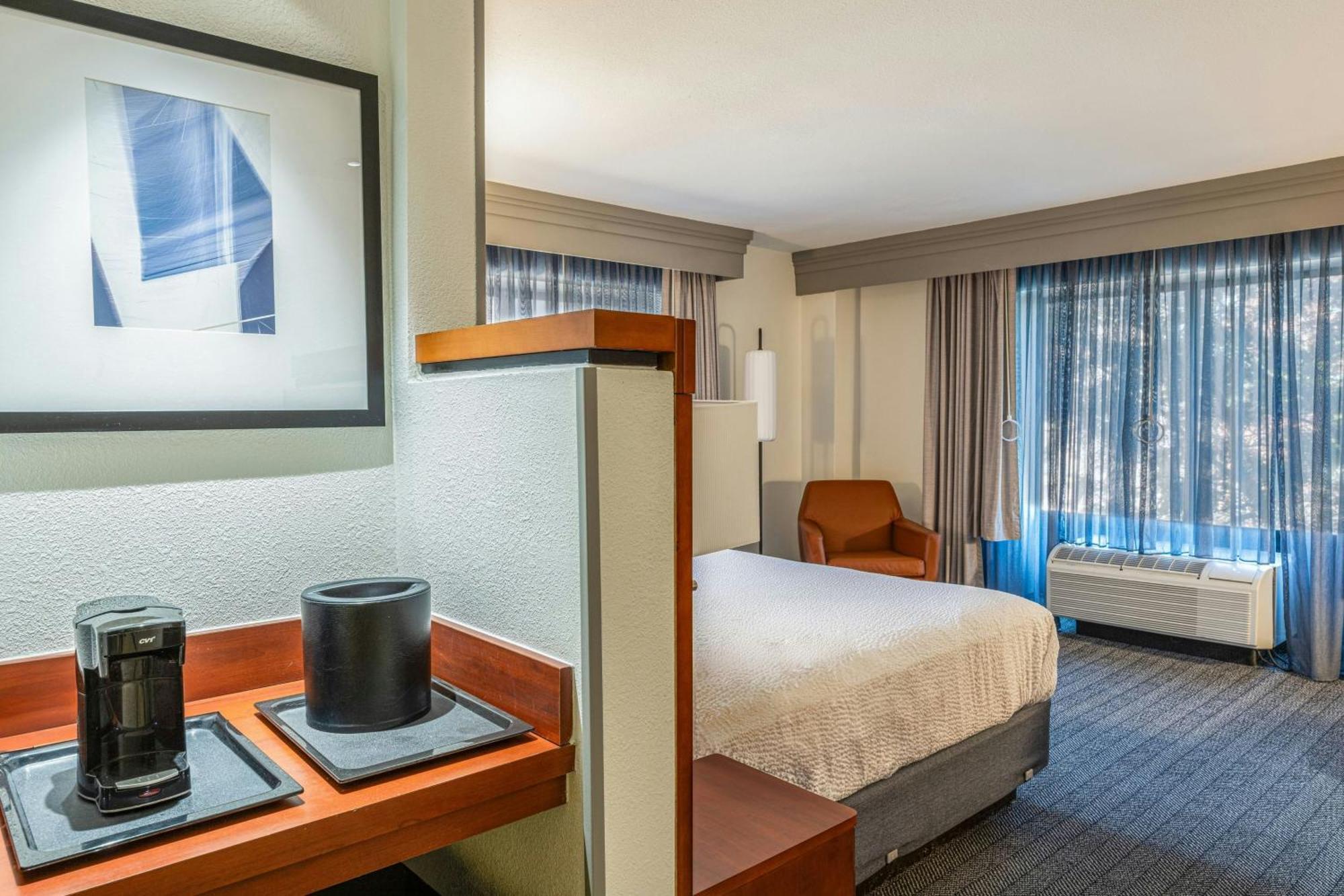 מלון Courtyard By Marriott Wichita At Old Town מראה חיצוני תמונה