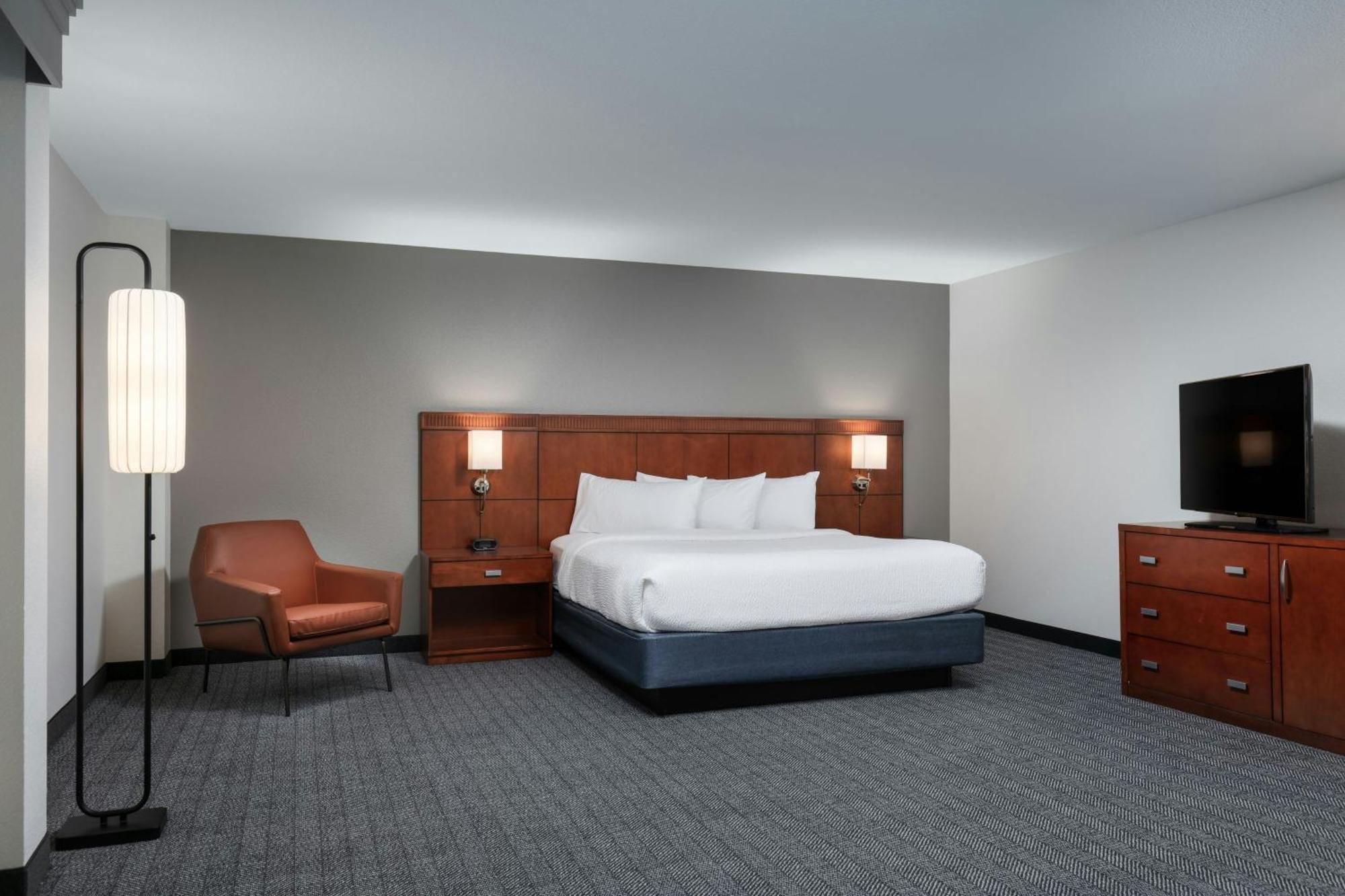 מלון Courtyard By Marriott Wichita At Old Town מראה חיצוני תמונה